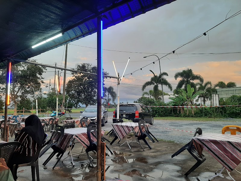Mai Sini Seafood, Kampung Kepala Batas Pauh, Simpang Ampat