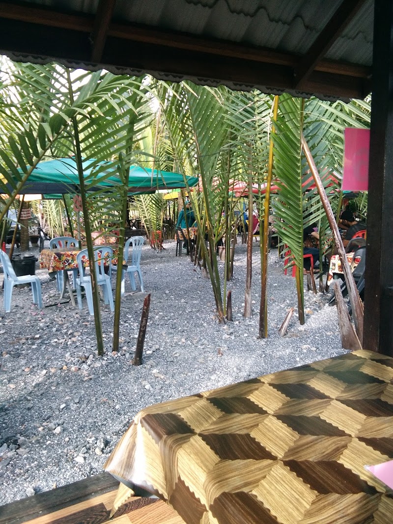 Kedai Makan Maktam, depan jalan perumahan seri sanglang